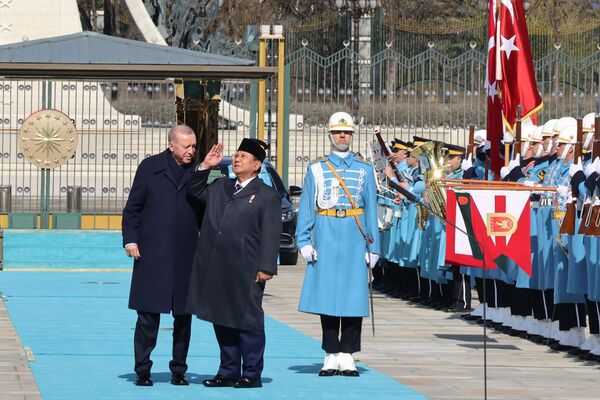 El presidente de Turquía, Recep Tayyip Erdogan, da la bienvenida al presidente de Indonesia, Prabowo Subianto, en una ceremonia oficial en la capital turca, Ankara. El presidente de Turquía, Recep Tayyip Erdogan, da la bienvenida al presidente de Indonesia, Prabowo Subianto, en una ceremonia oficial en la capital turca, Ankara. - Sputnik Mundo