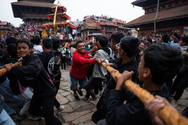 Biska o Bisket Jatra es un festival de una semana de duración que se celebra durante el Año Nuevo nepalí. En la foto: fieles nepalíes arrastran el carro de la deidad Bhairab el primer día del festival. Biska o Bisket Jatra es un festival de una semana de duración que se celebra durante el Año Nuevo nepalí. En la foto: fieles nepalíes arrastran el carro de la deidad Bhairab el primer día del festival. - Sputnik Mundo