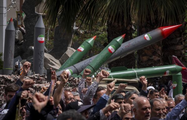 Una maqueta de misiles tierra-tierra de fabricación iraní durante las protestas contra las políticas de Estados Unidos e Israel en la capital del país, Teherán. Una maqueta de misiles tierra-tierra de fabricación iraní durante las protestas contra las políticas de Estados Unidos e Israel en la capital del país, Teherán. - Sputnik Mundo