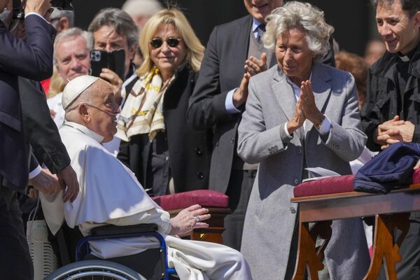 Fieles saludando al papa Francisco al término de la misa en la Plaza de San Pedro del Vaticano. Fieles saludando al papa Francisco al término de la misa en la Plaza de San Pedro del Vaticano. - Sputnik Mundo