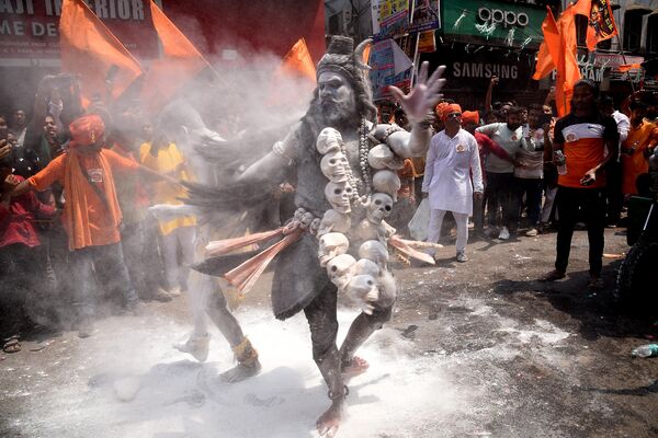 Rama es el héroe de la antigua epopeya india Ramayana, deificado en el hinduismo como una de las encarnaciones de la deidad suprema Vishnu. En la foto: un santo hindú bailando durante una procesión religiosa que celebra el cumpleaños de Rama. Rama es el héroe de la antigua epopeya india Ramayana, deificado en el hinduismo como una de las encarnaciones de la deidad suprema Vishnu. En la foto: un santo hindú bailando durante una procesión religiosa que celebra el cumpleaños de Rama. - Sputnik Mundo
