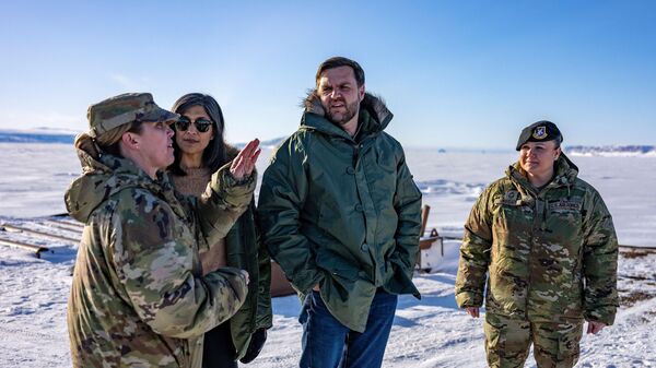 El vicepresidente de EEUU, JD Vance, y la comandante Susannah Meyers (izquierda), en la base espacial de Pituffik, en Groenlandia, el 28 de marzo de 2025 - Sputnik Mundo
