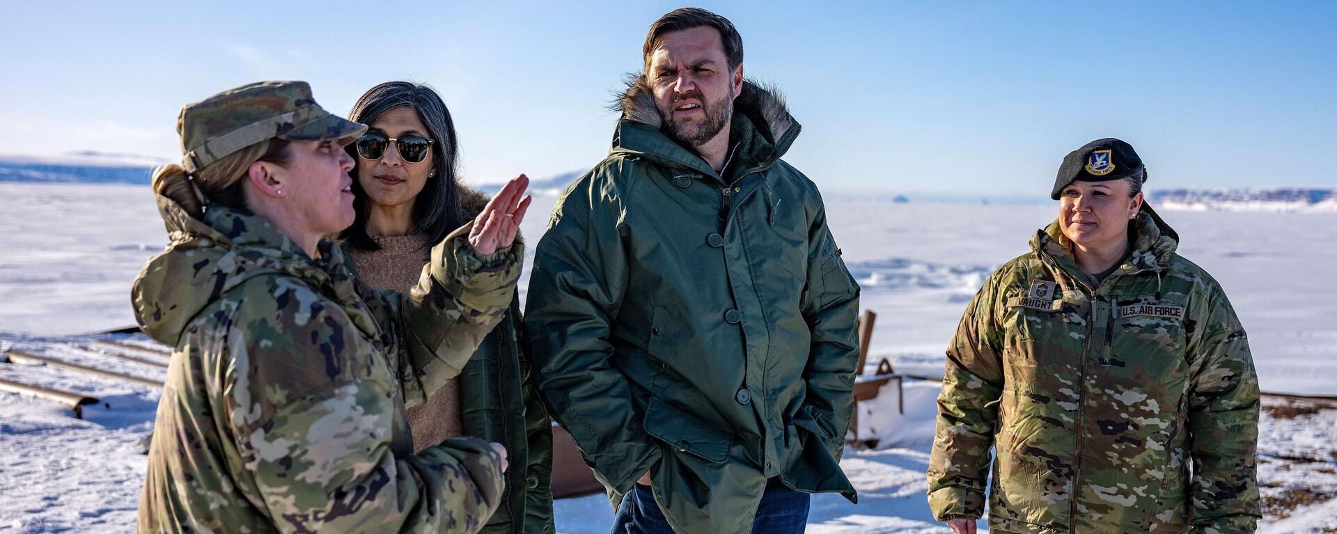 El vicepresidente de EEUU, JD Vance, y la comandante Susannah Meyers (izquierda), en la base espacial de Pituffik, en Groenlandia, el 28 de marzo de 2025 - Sputnik Mundo, 1920, 11.04.2025