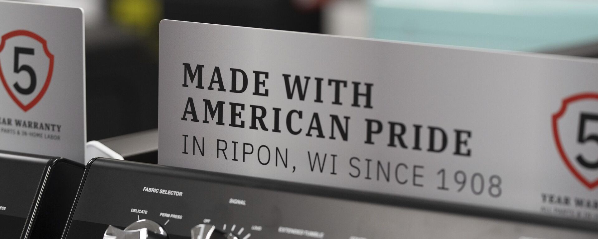 Artefacto con el sello Made with American Pride - Sputnik Mundo, 1920, 11.04.2025