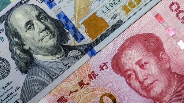 Un billete de dólar y uno de yuan (Imagen referencial) - Sputnik Mundo