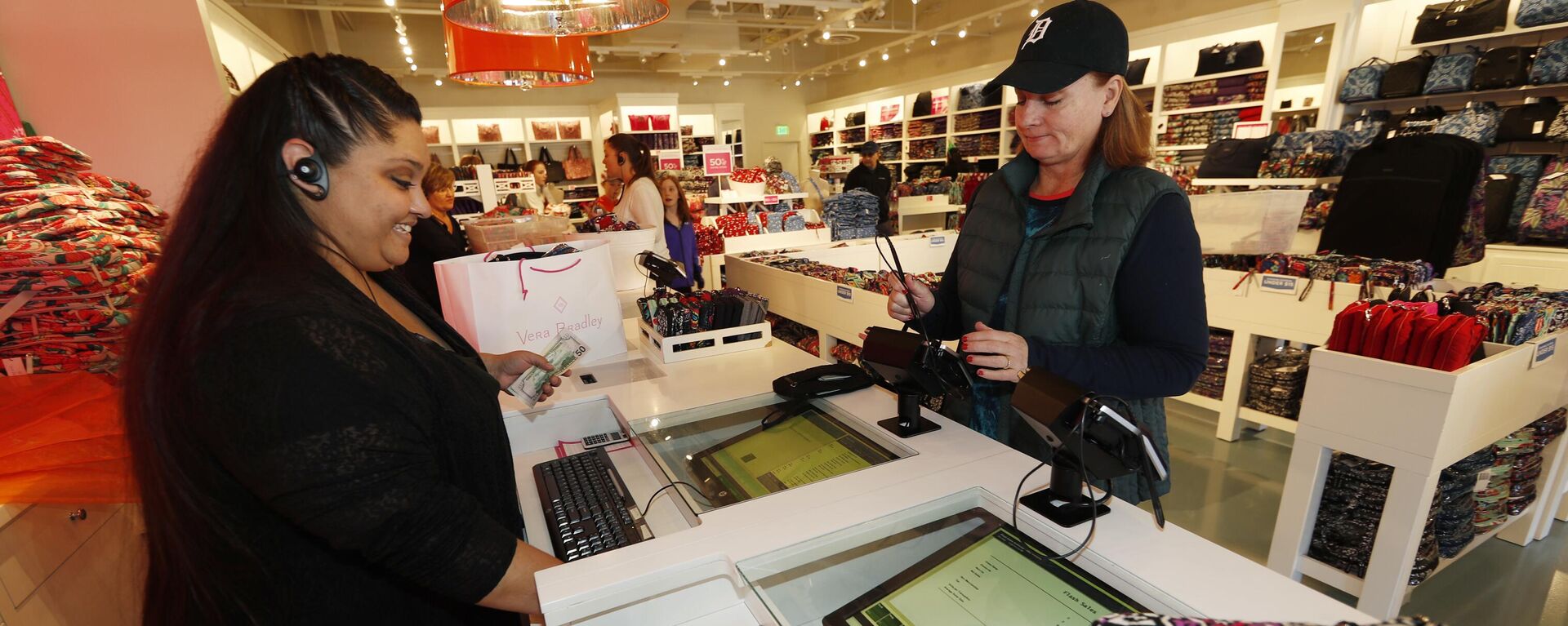 Los estadounidenses están adelantando sus compras navideñas y de otros artículos debido a los aranceles. - Sputnik Mundo, 1920, 13.04.2025