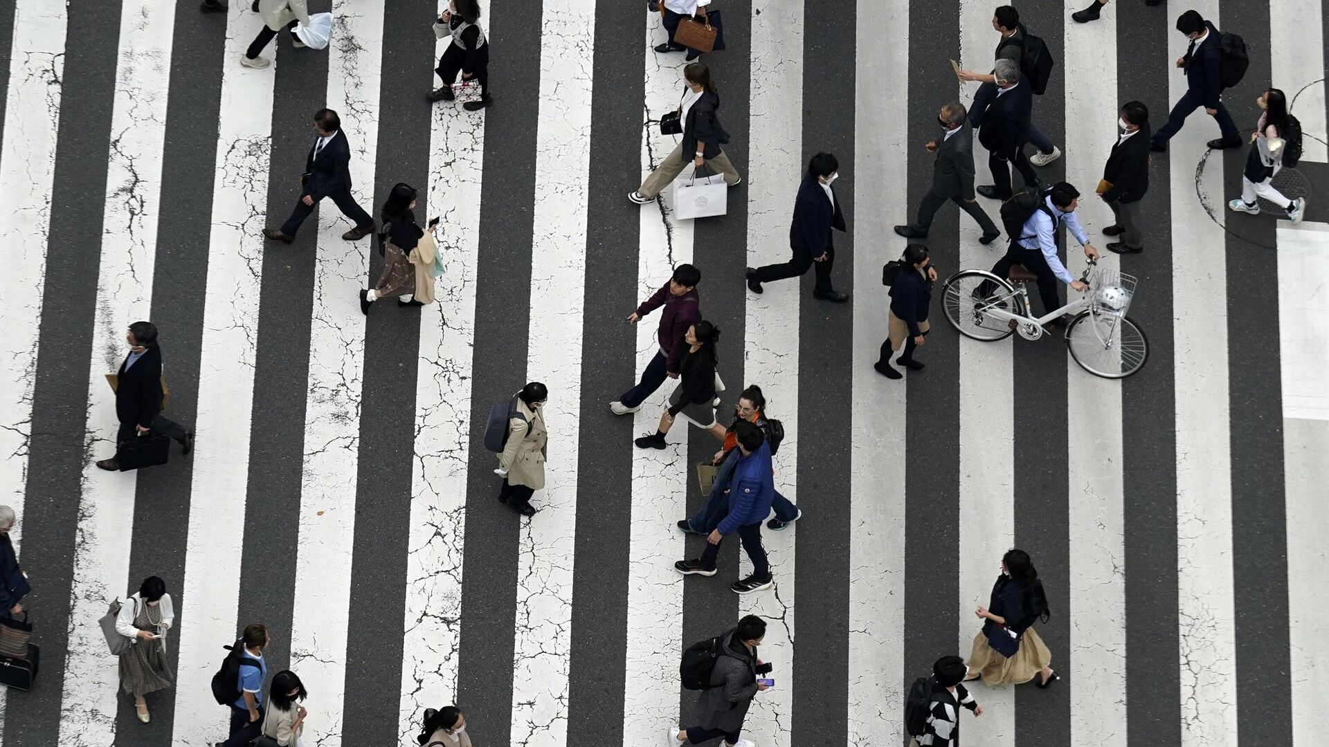 Gente camina por un paso de peatones en la calle comercial Ginza, en Tokio. японское население Gente camina por un paso de peatones en la calle comercial Ginza, en Tokio. японское население - Sputnik Mundo, 1920, 14.04.2025