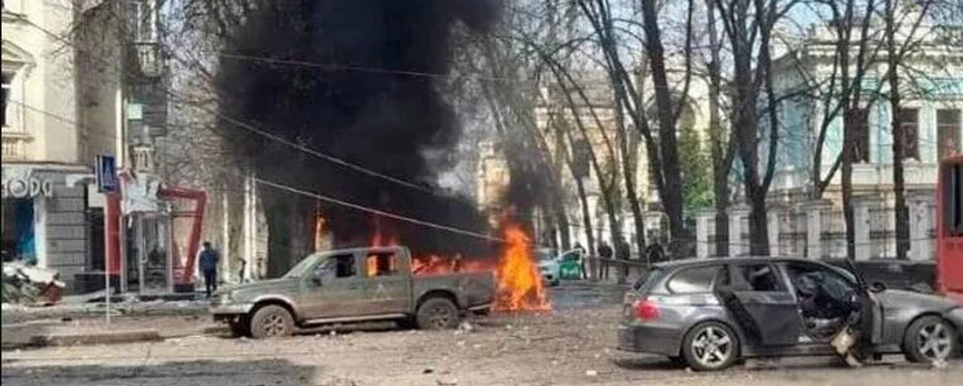 Captura de pantalla de vídeo: Vehículos con señales tácticas de las tropas ucranianas en el lugar de un ataque con misiles en Sumi. - Sputnik Mundo, 1920, 14.04.2025