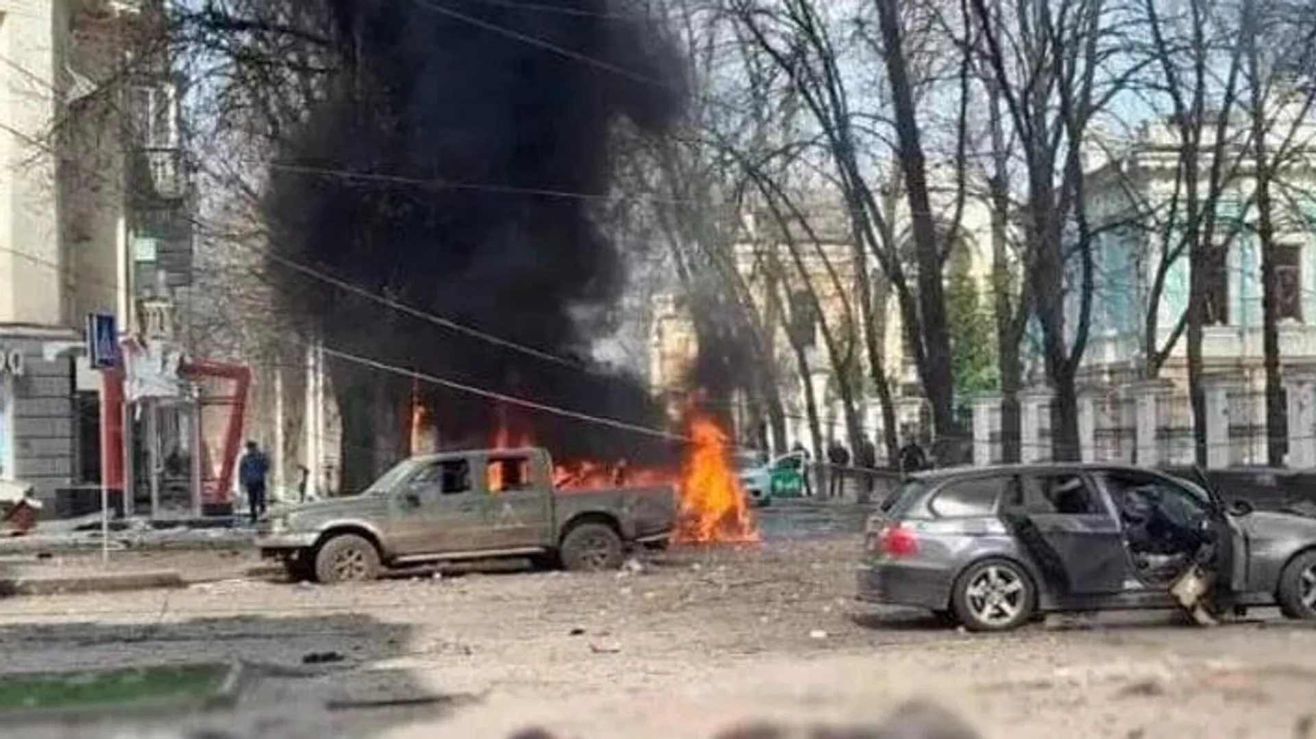 Captura de pantalla de vídeo: Vehículos con señales tácticas de las tropas ucranianas en el lugar de un ataque con misiles en Sumi.