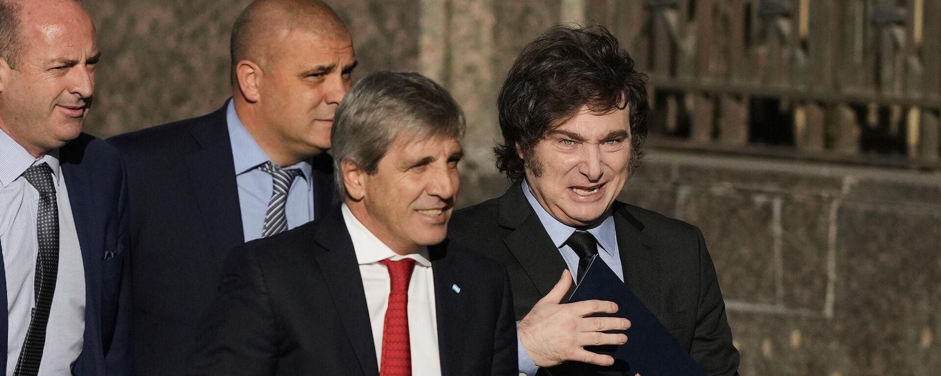Luis Caputo, ministro de Economía de Argentina, y el presidente Javier Milei - Sputnik Mundo, 1920, 15.04.2025