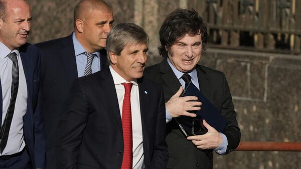 Luis Caputo, ministro de Economía de Argentina, y el presidente Javier Milei - Sputnik Mundo