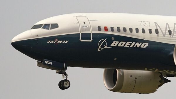 Un Boeing 737 Max se prepara para aterrizar en Boeing Field tras un vuelo de prueba en Seattle. - Sputnik Mundo