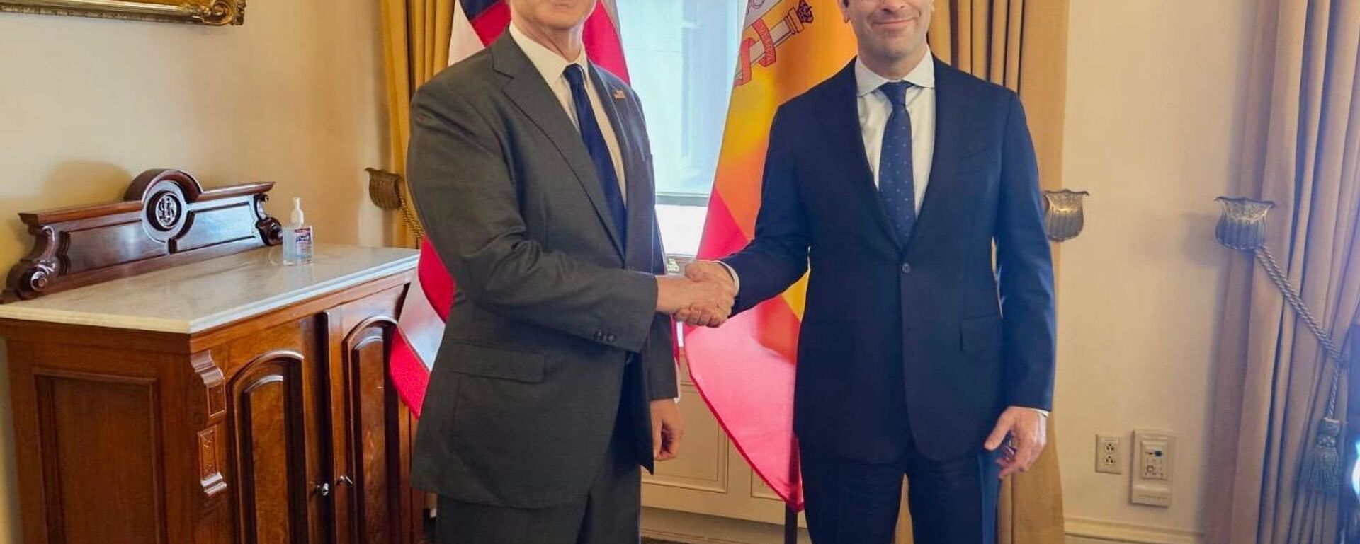 El secretario del Tesoro de EEUU, Scott Bessent, y el ministro español de Economía, Carlos Cuerpo, en Washington - Sputnik Mundo, 1920, 17.04.2025