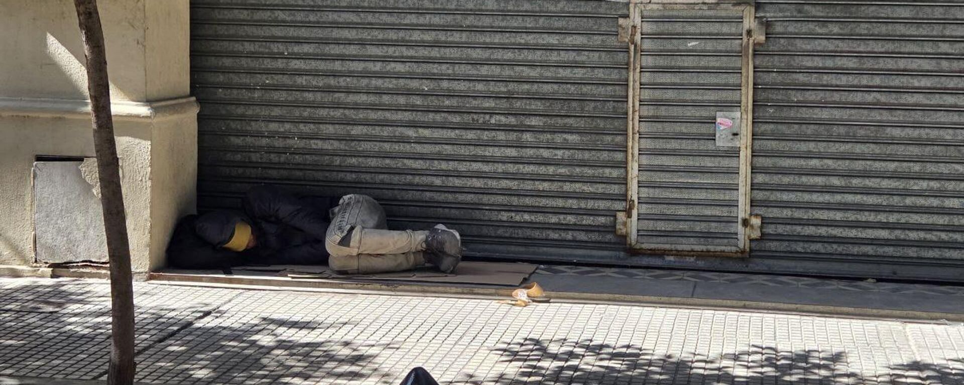 Una persona en situación de calle en la ciudad de Buenos Aires, Argentina - Sputnik Mundo, 1920, 19.04.2025