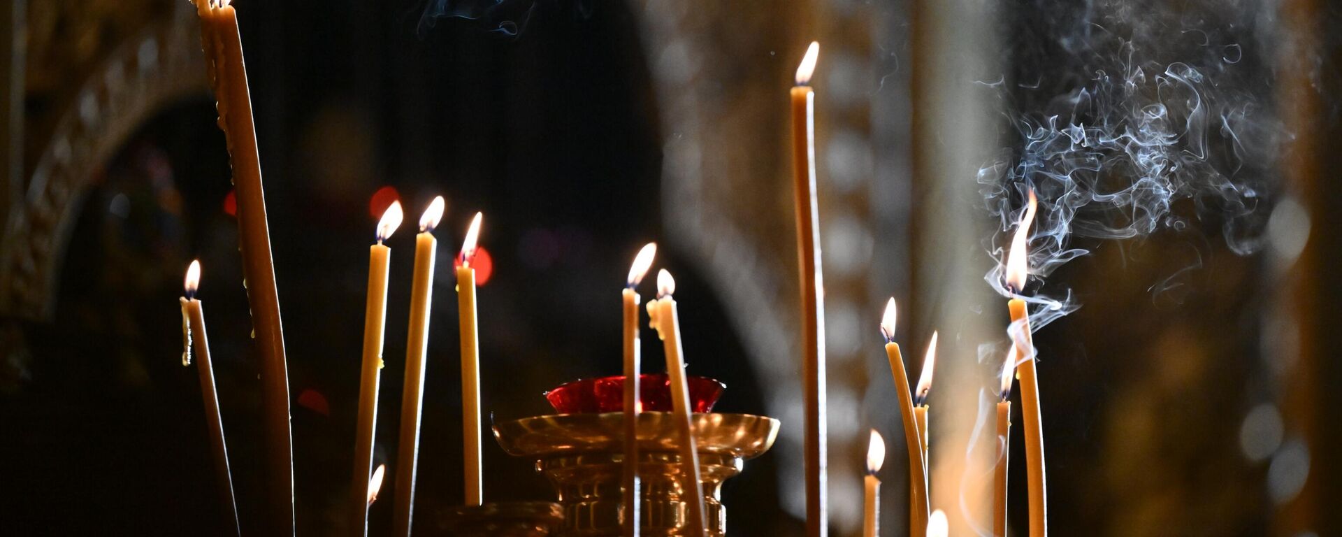 Velas en un catedral ortodoxo - Sputnik Mundo, 1920, 18.04.2025