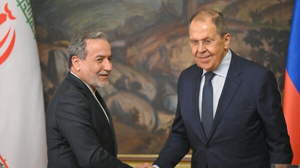 Abás Aragchi, canciller de Irán, y Serguéi Lavrov, canciller ruso - Sputnik Mundo