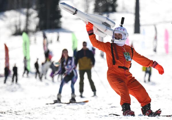 Participantes en el llamado Descenso Espacial con motivo del Día de la Cosmonáutica, el 12 de abril, en una estación de esquí de la Siberia rusa. Participantes en el llamado Descenso Espacial con motivo del Día de la Cosmonáutica, el 12 de abril, en una estación de esquí de la Siberia rusa. - Sputnik Mundo