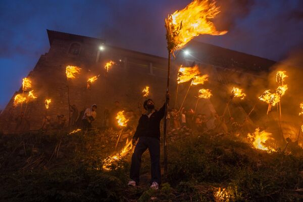 La fiesta de las antorchas se celebra anualmente en la región india de Cachemira entre los musulmanes locales, marcando el final del invierno y el comienzo de la temporada de siembra.En la foto: fieles con antorchas encendidas celebran esa fiesta. La fiesta de las antorchas se celebra anualmente en la región india de Cachemira entre los musulmanes locales, marcando el final del invierno y el comienzo de la temporada de siembra.En la foto: fieles con antorchas encendidas celebran esa fiesta. - Sputnik Mundo