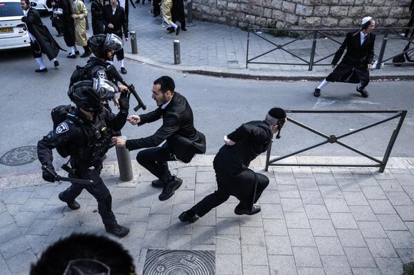 La Policía israelí interviene en una manifestación de judíos ultraortodoxos en Jerusalén. La Policía israelí interviene en una manifestación de judíos ultraortodoxos en Jerusalén. - Sputnik Mundo