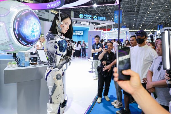Visitantes observan un robot en la 5.ª Exposición Internacional de Bienes de Consumo de China, en la ciudad de Haikou. Visitantes observan un robot en la 5.ª Exposición Internacional de Bienes de Consumo de China, en la ciudad de Haikou. - Sputnik Mundo
