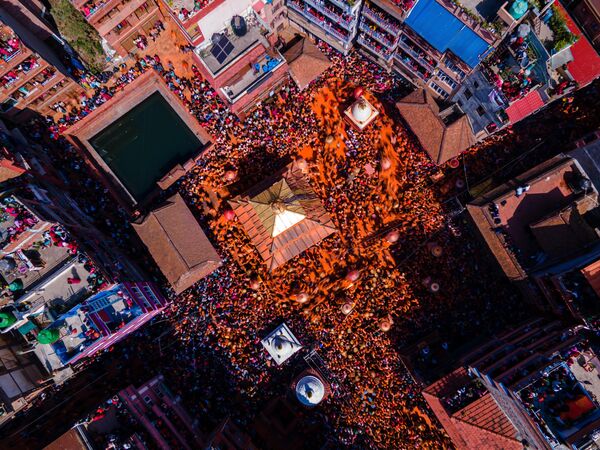 Durante el tradicional festival nepalí de Bisket Sindur Jatra, que simboliza la llegada de la primavera, los fieles se espolvorean mutuamente con polvo rojo de bermellón. Durante el tradicional festival nepalí de Bisket Sindur Jatra, que simboliza la llegada de la primavera, los fieles se espolvorean mutuamente con polvo rojo de bermellón. - Sputnik Mundo