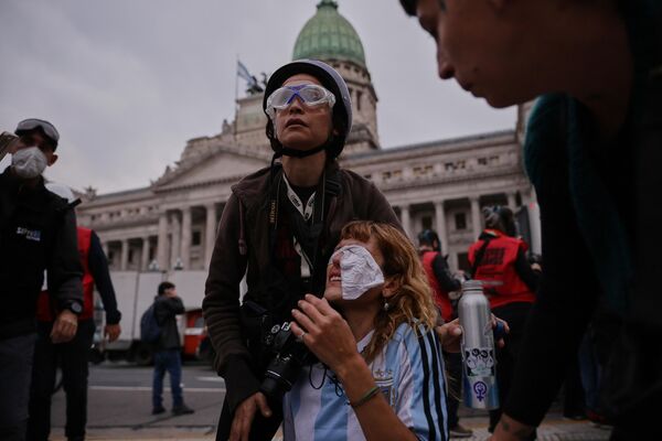 Argentina está sacudida por las protestas de los jubilados contra los recortes de pensiones y los nuevos ajustes. Durante estas manifestaciones ha habido uso de la fuerza física contra los manifestantes. En la foto: una afectada tras un enfrentamiento con la Policía cerca del Congreso Nacional en Buenos Aires. Argentina está sacudida por las protestas de los jubilados contra los recortes de pensiones y los nuevos ajustes. Durante estas manifestaciones ha habido uso de la fuerza física contra los manifestantes. En la foto: una afectada tras un enfrentamiento con la Policía cerca del Congreso Nacional en Buenos Aires. - Sputnik Mundo