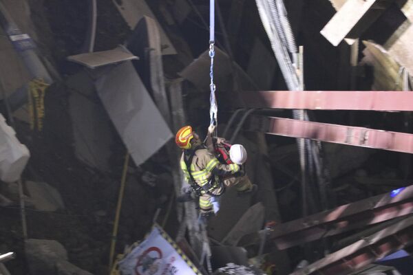 Un bombero rescata a una persona en el lugar del derrumbe de una construcción subterránea en la ciudad surcoreana de Gwangmyeong. Un bombero rescata a una persona en el lugar del derrumbe de una construcción subterránea en la ciudad surcoreana de Gwangmyeong. - Sputnik Mundo