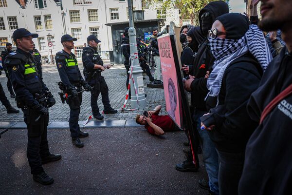 La Policía detiene a estudiantes que participaban en una huelga pro-Palestina en Ámsterdam, Países Bajos. La Policía detiene a estudiantes que participaban en una huelga pro-Palestina en Ámsterdam, Países Bajos. - Sputnik Mundo