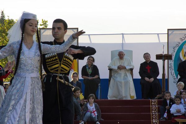 El Papa durante su visita en la Catedral de la Asunción de la Virgen en la capital georgiana, Tiflis. - Sputnik Mundo