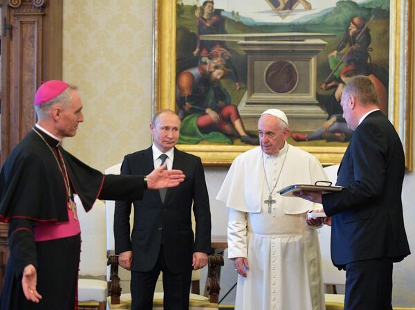 Tras obtener el título de químico en la Universidad de Buenos Aires, Bergoglio trabajó como técnico en un laboratorio alimentario. Un acontecimiento importante en su vida fue una neumonía, que condujo a la extirpación parcial de un pulmón.En la foto: el presidente ruso, Vladímir Putin, y el papa Francisco se reúnen en el Vaticano, 2019. - Sputnik Mundo