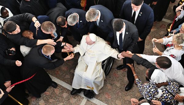 Tras la recuperación, planeó volver a su vida anterior, pero durante una de sus confesiones se sintió tan conmovido por las palabras del sacerdote que se sintió llamado a servir a la Iglesia.En la foto: el Papa durante su visita en Kazajistán. - Sputnik Mundo