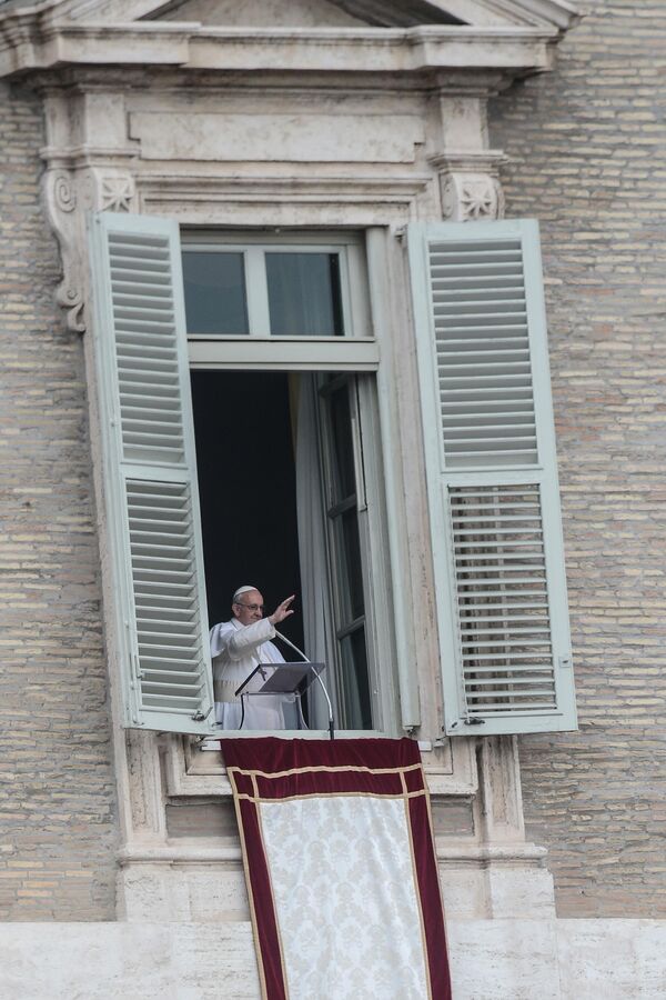 El papa Francisco pronuncia una homilía a los fieles en la Plaza de San Pedro del Vaticano. - Sputnik Mundo