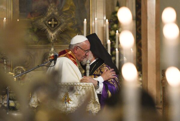 El papa Francisco y el patriarca actual de la Iglesia apostólica armenia, Karekin II. - Sputnik Mundo