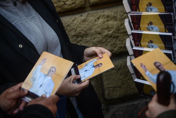 Es curioso que en un momento de su vida el joven seminarista tuviera dudas sobre la elección de su camino: se enamoró. En la foto: tarjetas postales con la imagen del Papa en el Vaticano. - Sputnik Mundo