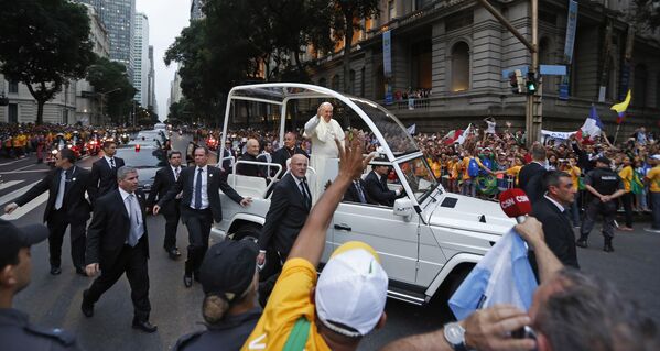 A los 33 años, Jorge Mario Bergoglio fue nombrado sacerdote, tras lo cual continuó su carrera docente, ocupando el cargo de profesor de Teología.En la foto: el papa Francisco, en su papamóvil en Río de Janeiro. - Sputnik Mundo