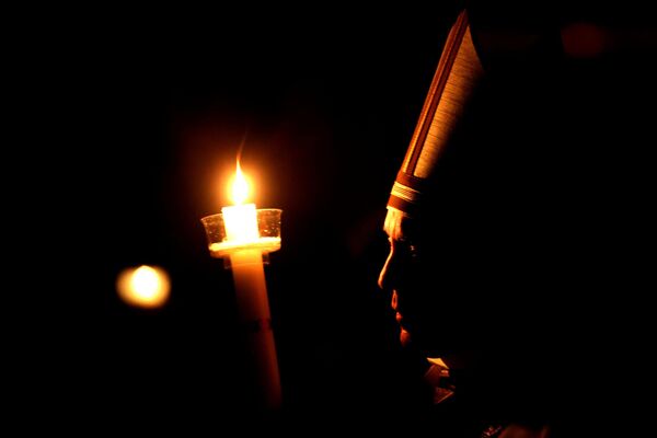 El papa Francisco asiste a la Liturgia de la Luz durante la misa de Vigilia Pascual en la Basílica de San Pedro en Roma. - Sputnik Mundo