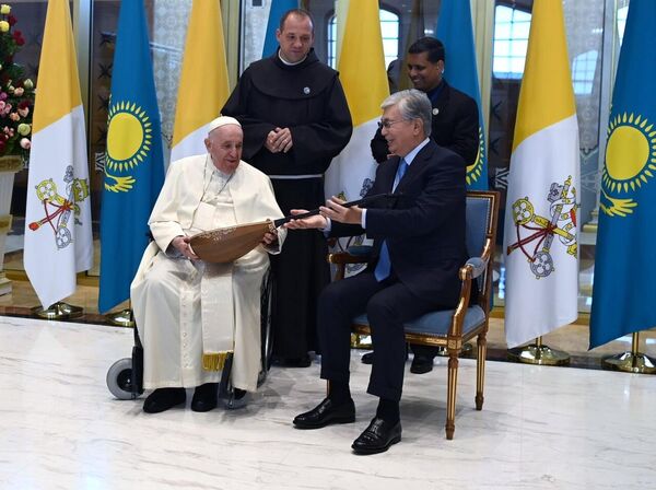 Con el tiempo, el futuro pontífice recibió cargos cada vez más importantes en la arquidiócesis de Buenos Aires y en 1998 se convirtió en su titular. Y ya a principios del siglo XXI, el Vaticano se fijó en el arzobispo argentino.En la foto: el papa Francisco con el presidente kazajo Kasim-Yomart Tokáyev. - Sputnik Mundo