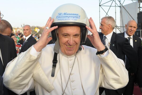 En 2001, el papa Juan Pablo II elevó a Bergoglio al rango de cardenal y le nombró para varios puestos administrativos en la curia romana.En la foto: el pontífice lleva un casco mientras se reúne con jóvenes en Nápoles, Italia. - Sputnik Mundo