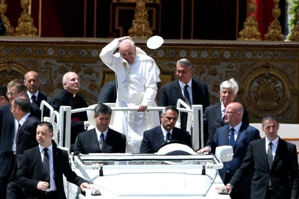 Tras la muerte de Juan Pablo II en 2005, Jorge Mario Bergoglio fue considerado uno de los posibles candidatos a la Santa Sede. Sin embargo, no fue él quien resultó entonces elegido, sino el cardenal alemán Joseph Alois Ratzinger, que se convirtió en el papa Benedicto XVI. - Sputnik Mundo