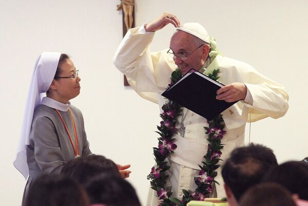 Tras su ascensión a la Santa Sede, el nuevo Papa comenzó a aplicar importantes reformas, las que afectaban sobre todo a la organización de la ciudad-Estado.En la foto: el papa Francisco, durante su visita al centro de rehabilitación para discapacitados en Corea del Sur. - Sputnik Mundo