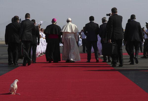 Desde 2022, por motivos de salud, el Papa tuvo que limitar el número de viajes al extranjero. Sin embargo, en otoño de 2024, logró realizar una visita al sudeste asiático y Oceanía.En la foto: el pontífice, en su visita en Perú. - Sputnik Mundo