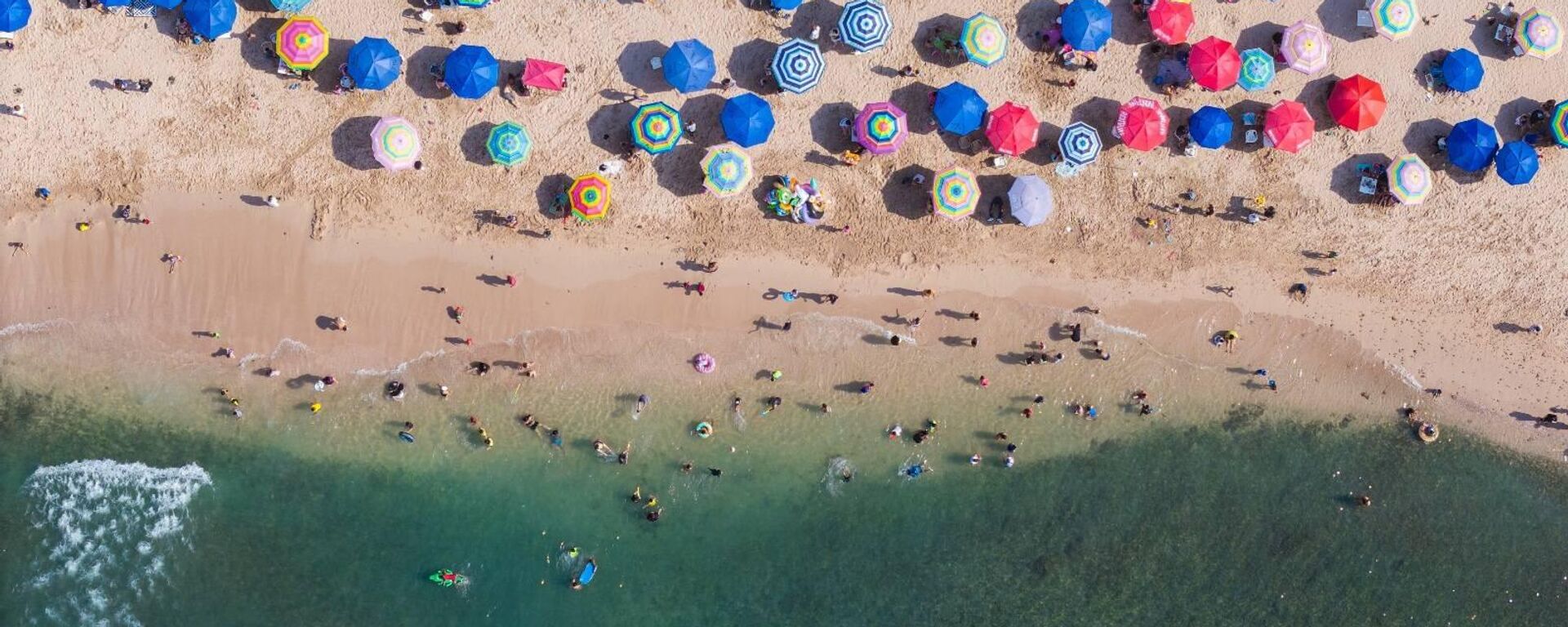 Una playa mexicana durante las vacaciones de Semana Santa  - Sputnik Mundo, 1920, 22.04.2025
