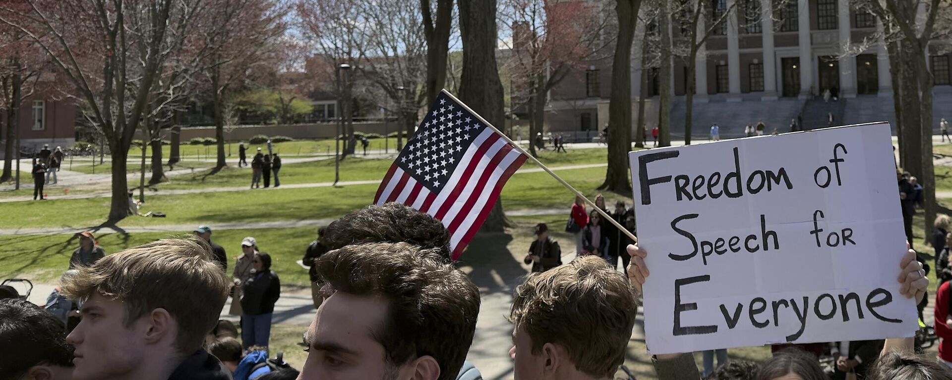 Un grupo de estudiantes y profesores de Harvard protresta en favor de la libertad de expresión - Sputnik Mundo, 1920, 22.04.2025