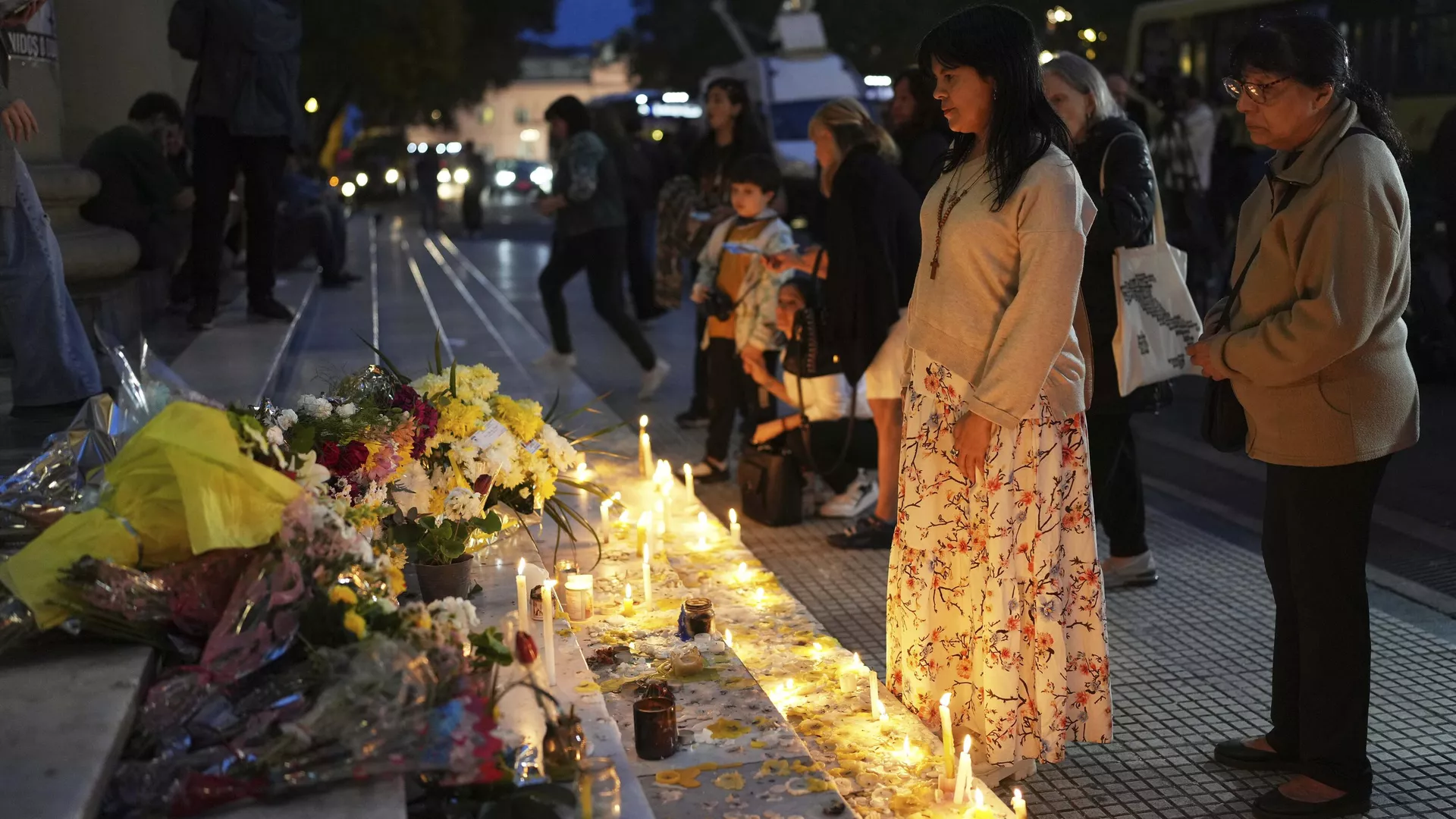 El pueblo argentino coloca velas en memoria del difunto papa Francisco en la gran escalera de la Catedral de Buenos Aires, Argentina, el martes 22 de abril de 2025. (Foto AP/Rodrigo Abd)