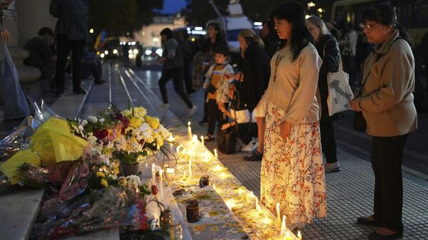 El pueblo argentino coloca velas en memoria del difunto papa Francisco en la gran escalera de la Catedral de Buenos Aires, Argentina, el martes 22 de abril de 2025. (Foto AP/Rodrigo Abd) - Sputnik Mundo
