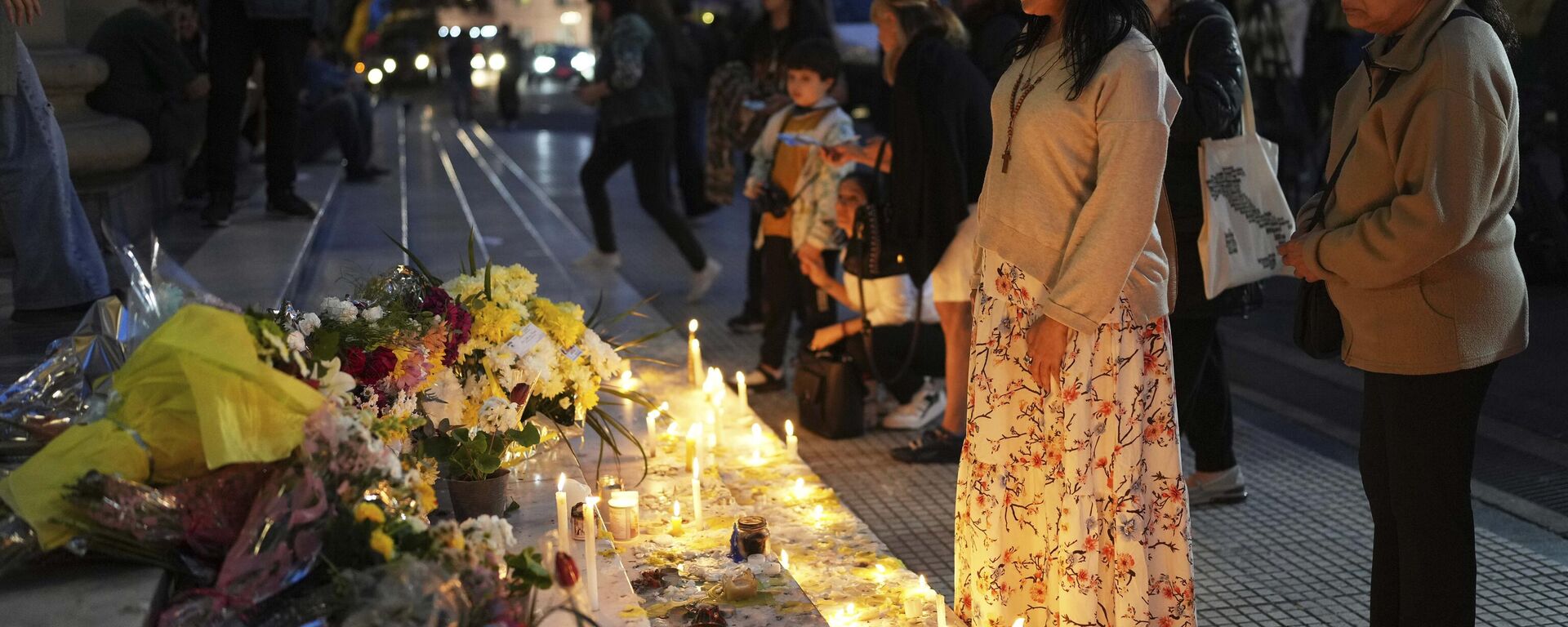 El pueblo argentino coloca velas en memoria del difunto papa Francisco en la gran escalera de la Catedral de Buenos Aires, Argentina, el martes 22 de abril de 2025. (Foto AP/Rodrigo Abd) - Sputnik Mundo, 1920, 23.04.2025