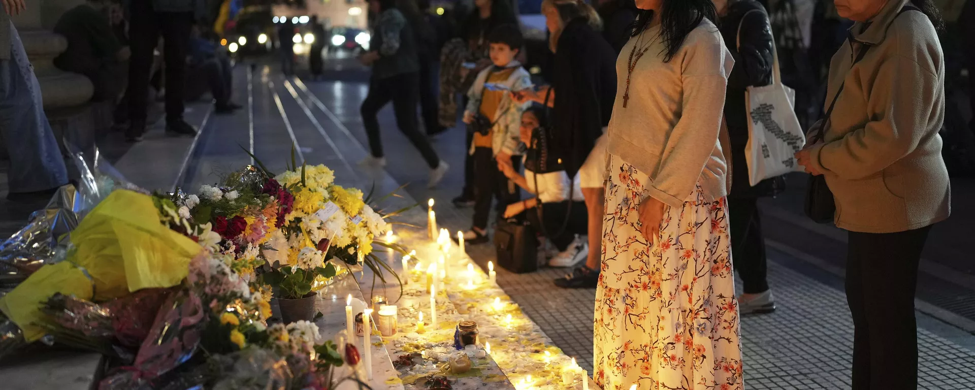 El pueblo argentino coloca velas en memoria del difunto papa Francisco en la gran escalera de la Catedral de Buenos Aires, Argentina, el martes 22 de abril de 2025. (Foto AP/Rodrigo Abd) - Sputnik Mundo, 1920, 23.04.2025