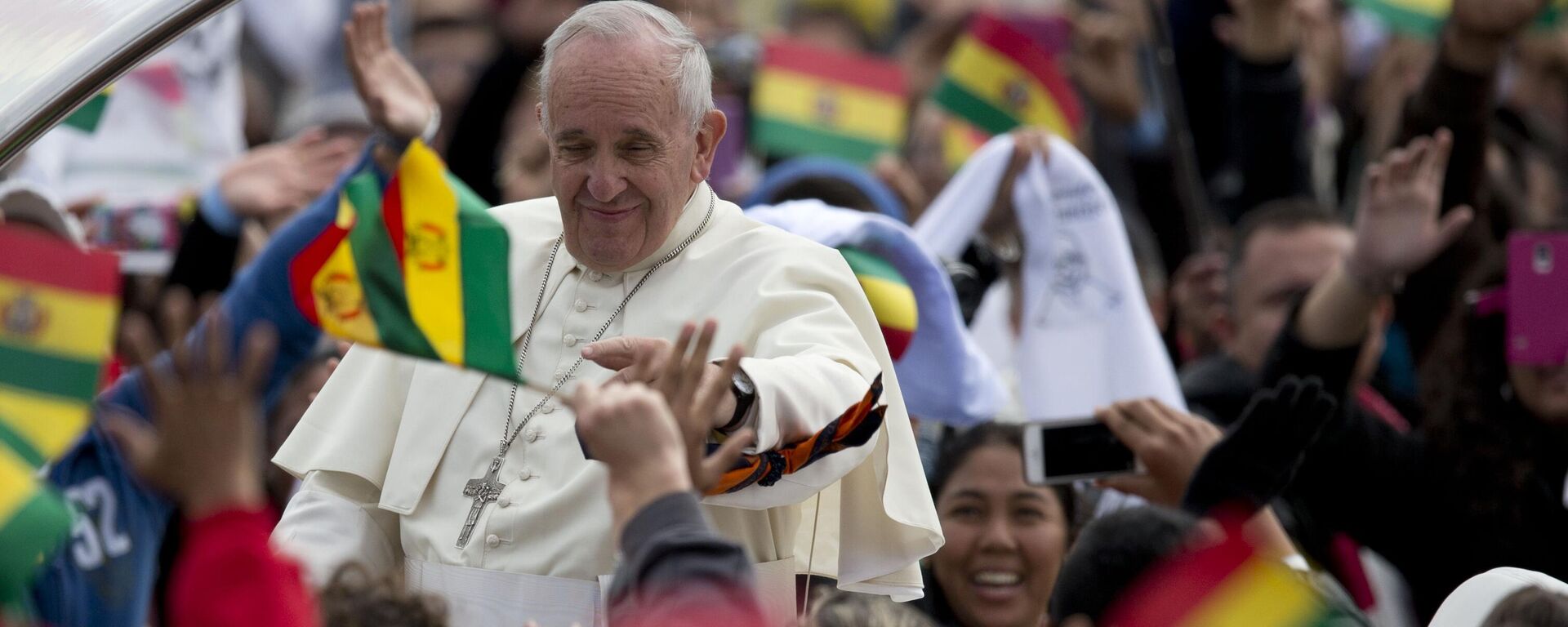 El papa Francisco durante su visita a Bolivia. - Sputnik Mundo, 1920, 23.04.2025