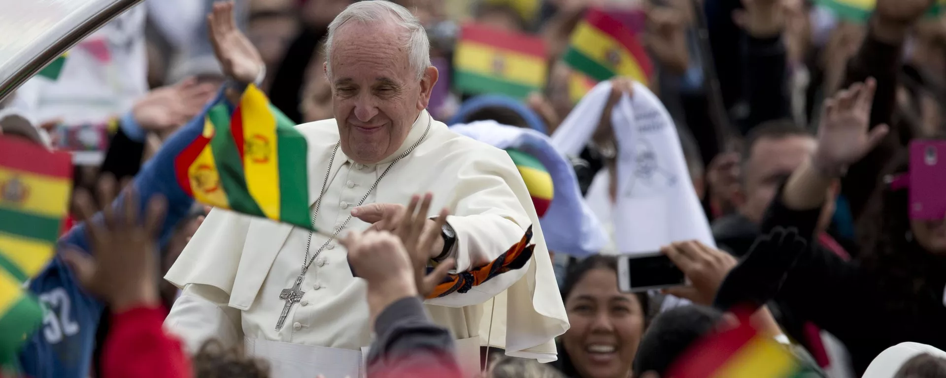 El papa Francisco durante su visita a Bolivia. - Sputnik Mundo, 1920, 23.04.2025