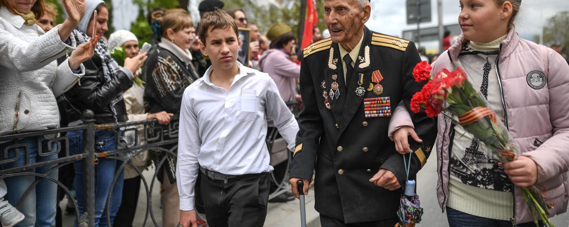 Veterano de la Segunda Guerra Mundial durante las celebraciones del Día de la Victoria en Sebastopol  - Sputnik Mundo, 1920, 23.04.2025